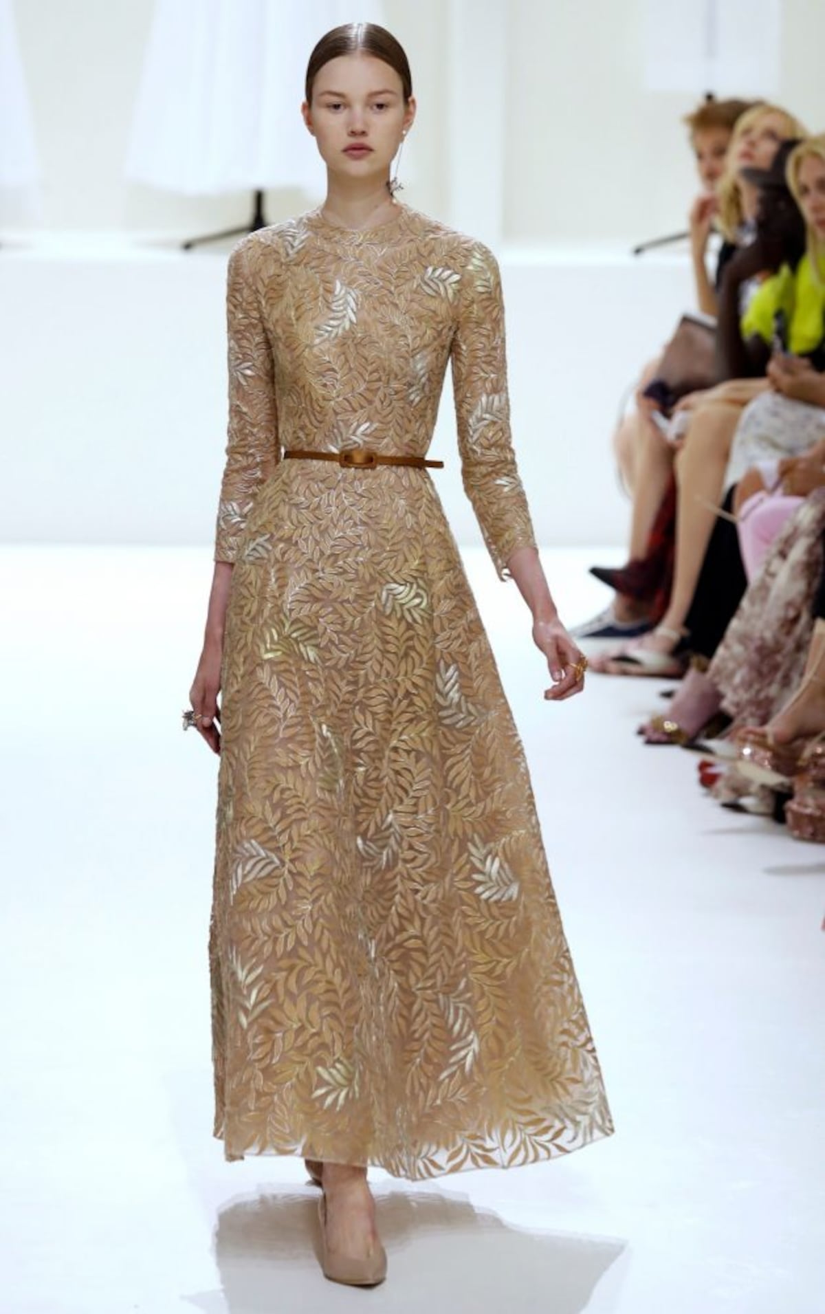 Dior reivindica el saber hacer de la alta costura, “invisible” en Instagram