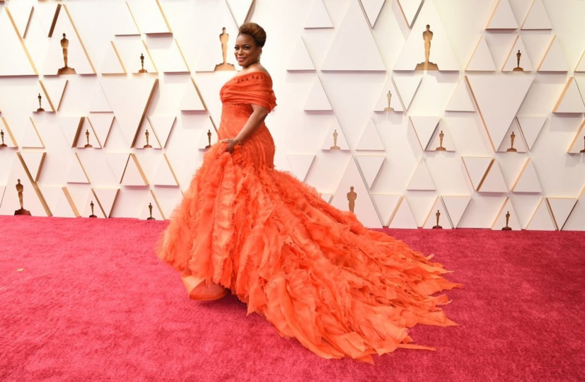 Brillo y color en la alfombra roja de los premios Oscar 2022