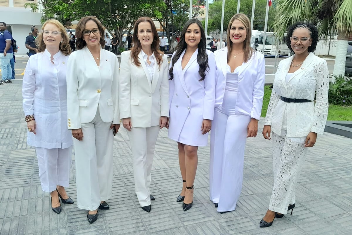 Así fueron los ‘looks’ en blanco de las diputadas en la instalación del nuevo período de la Asamblea Nacional
