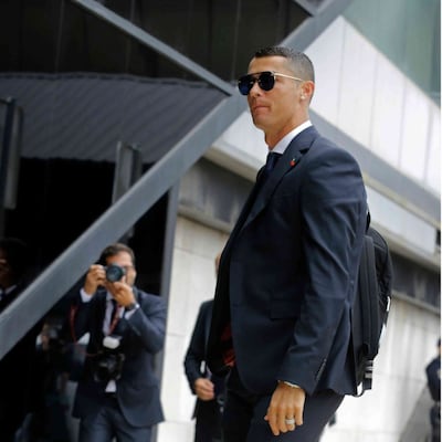 Bolsos de Versace y trajes de lujo en la llegada de los equipos a Rusia