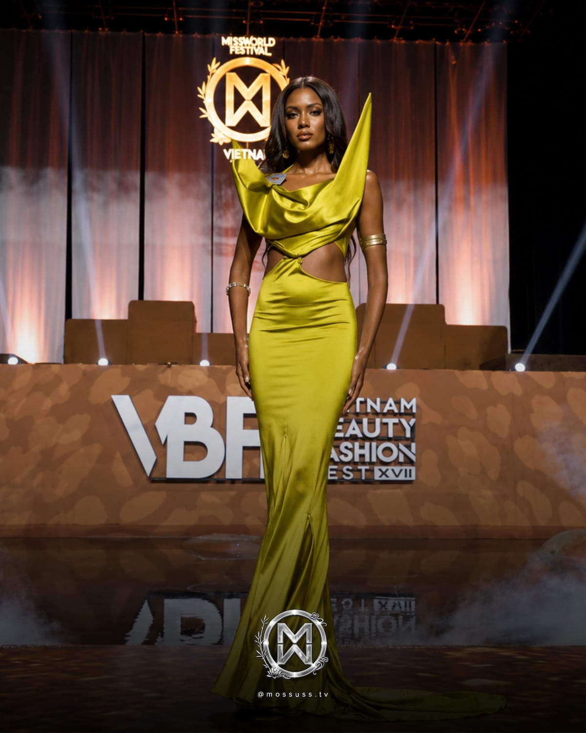 Miss Mundo Panamá, Madeleine Miller, compite en la final Top Model de Miss Mundo con diseño panameño