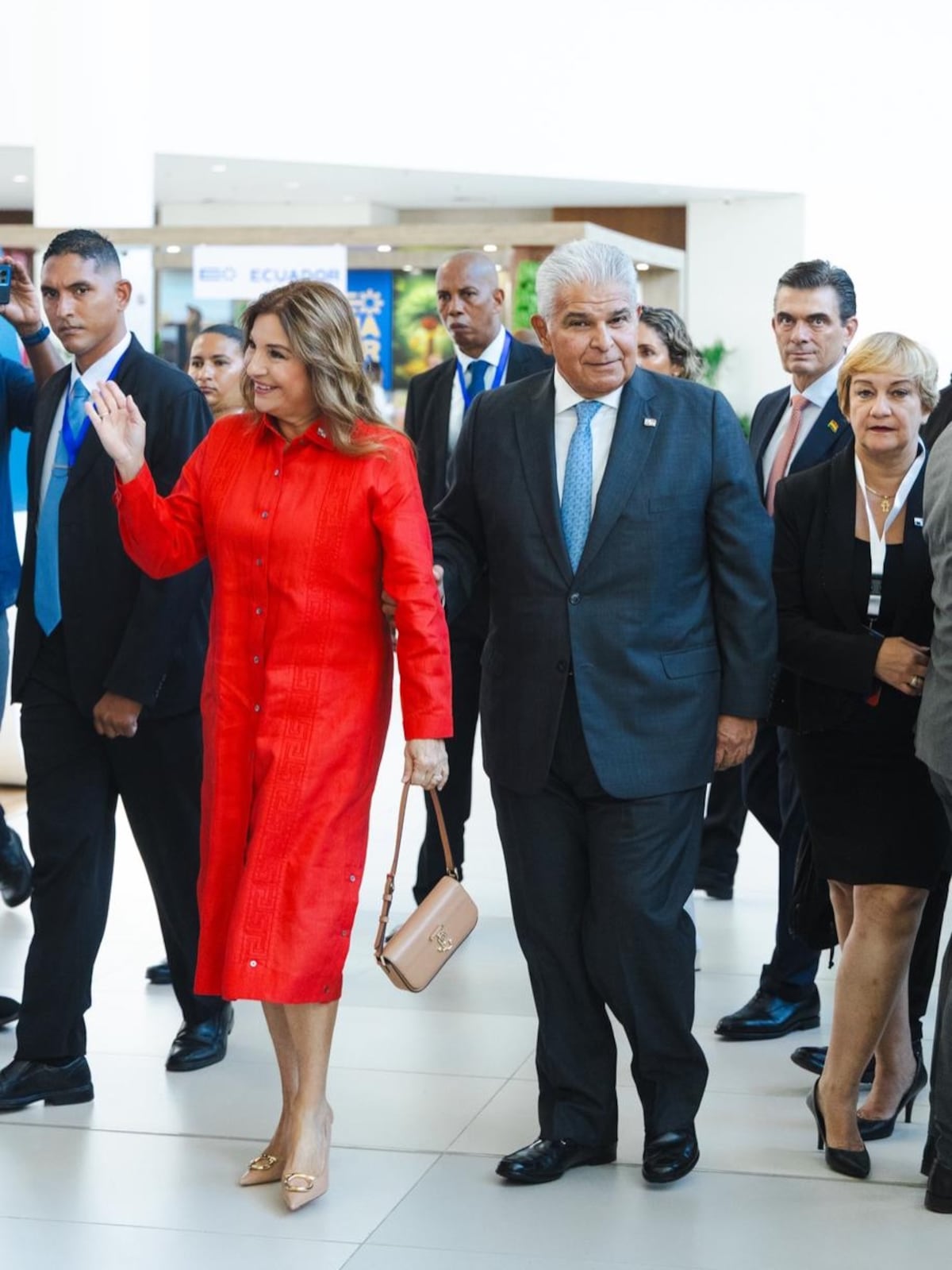 Hecho por manos panameñas: el vestido rojo que lució la primera dama de Panamá, Maricel de Mulino, para recibir a jefes de estado y líderes internacionales