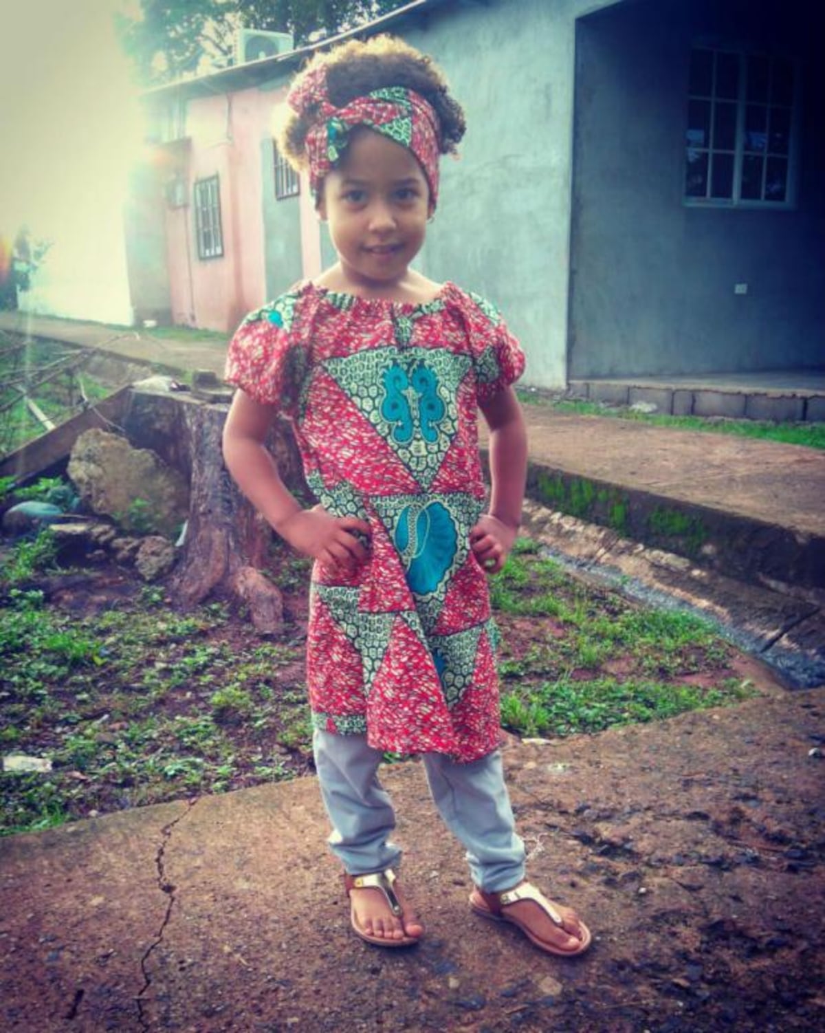 Más niños y jóvenes se visten para celebrar la etnia negra