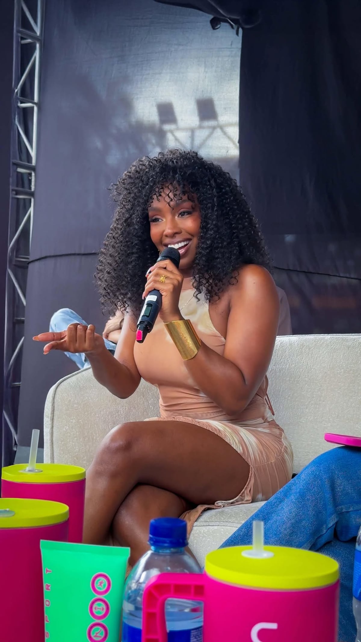 Diva afro-rizada: Karen Sevillano y su primera aparición pública con su cabello natural