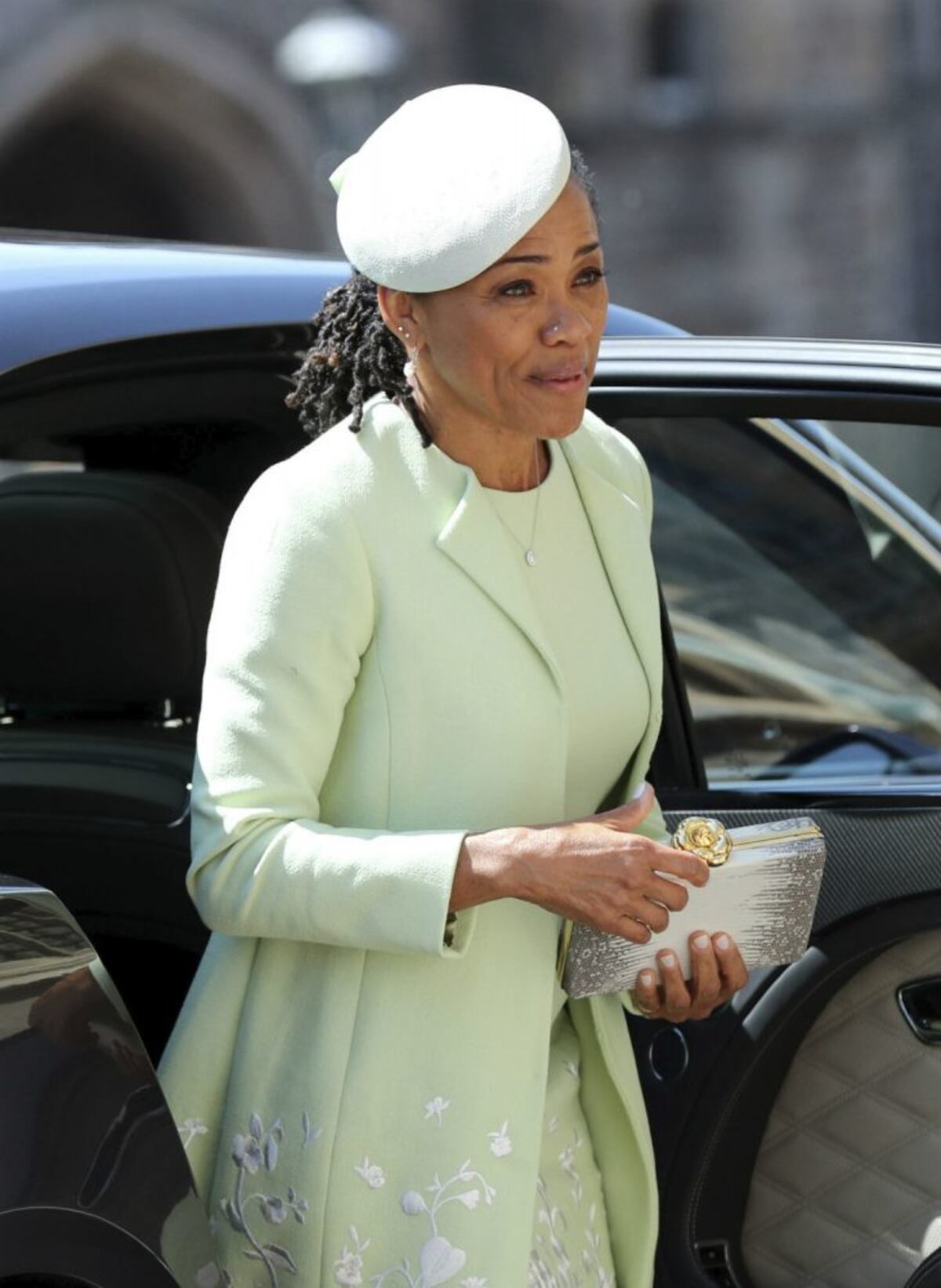 El delicado traje verde y el piercing de Doria Ragland, la mamá de Meghan