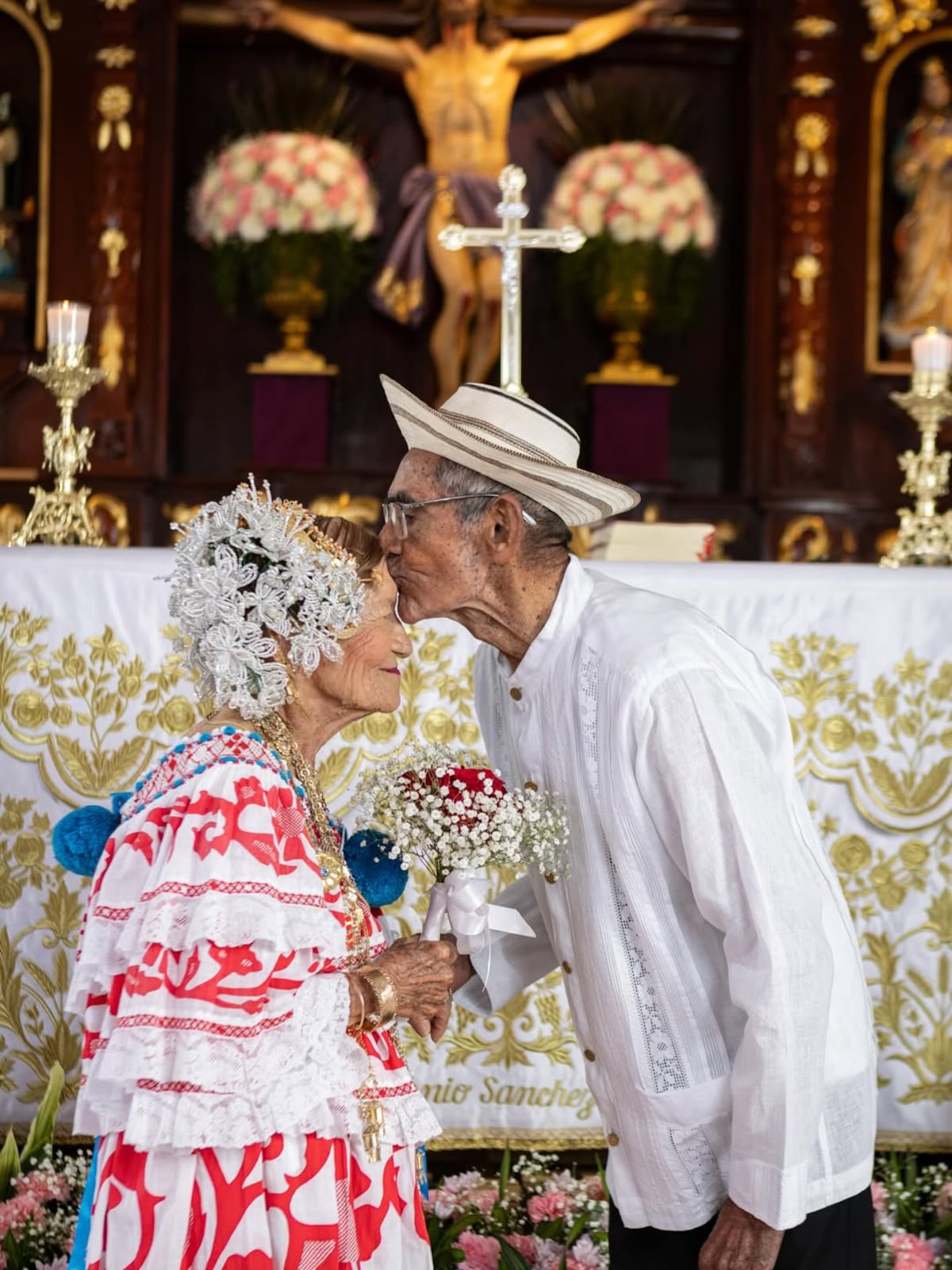 68 años después de su boda, un matrimonio en Las Tablas cumple el sueño de tener su sesión fotográfica frente al altar