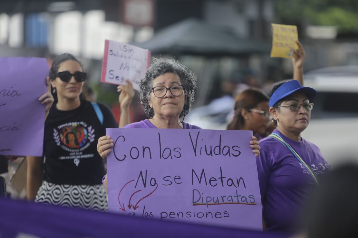 Mujeres panameñas exigen igualdad de derechos en el Día Internacional de la Mujer