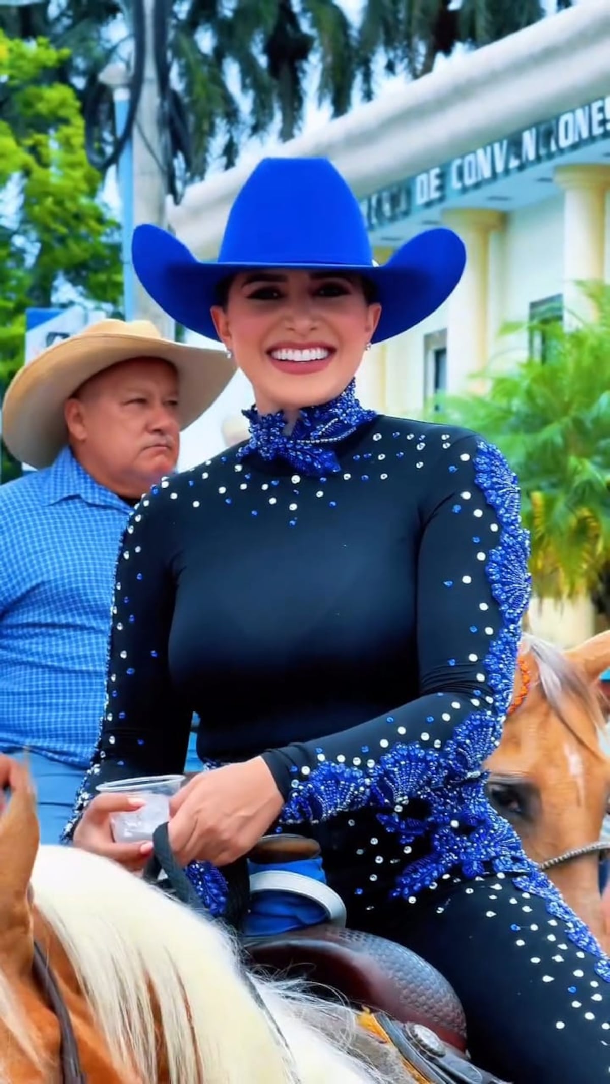 Katleen Levy y su atuendo con 500 cristales que lució para una cabalgata en las patronales de Santiago