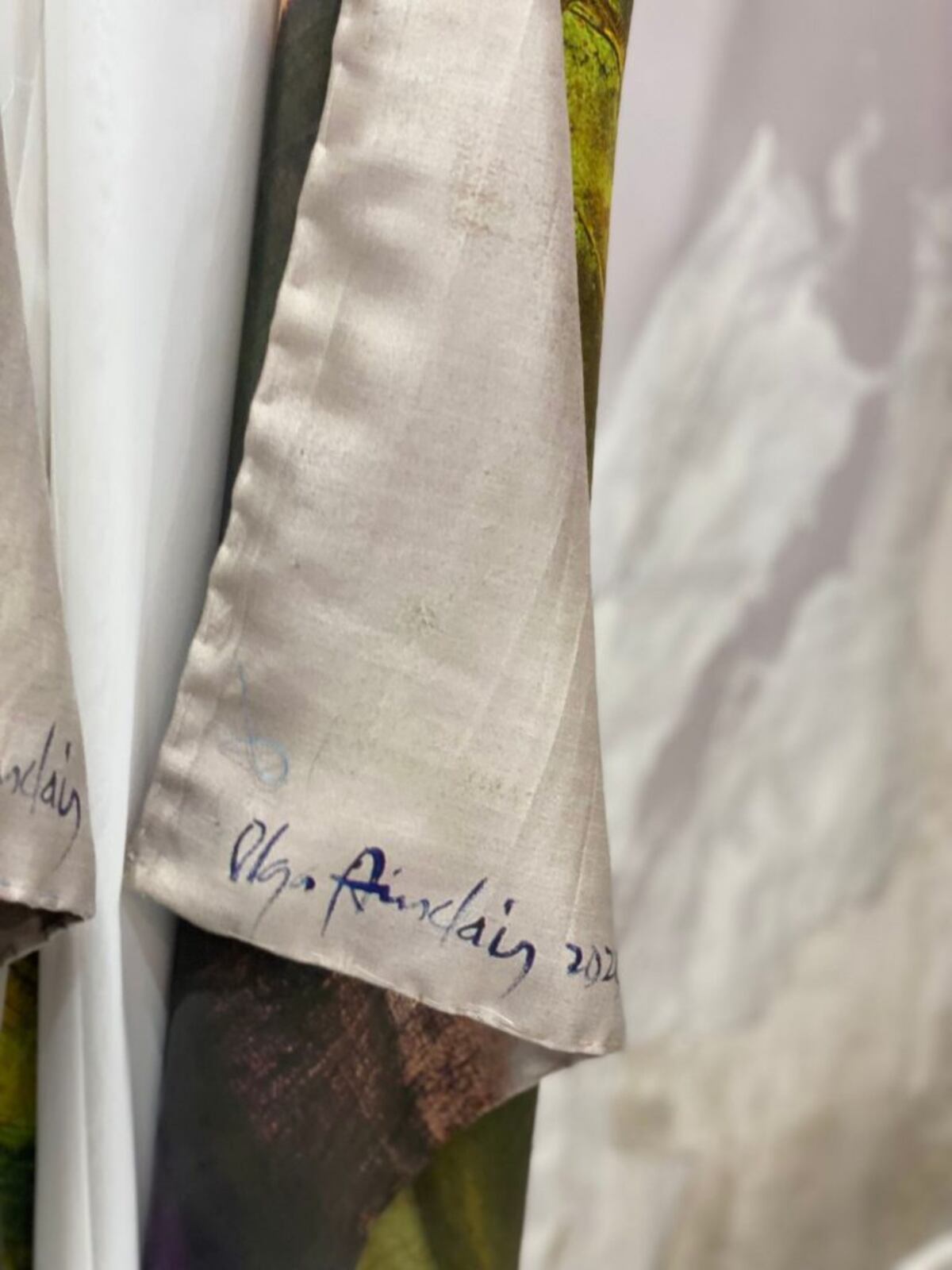 Vestida de arte, las pinturas de Olga Sinclair en la nueva colección de Pilar Sainz