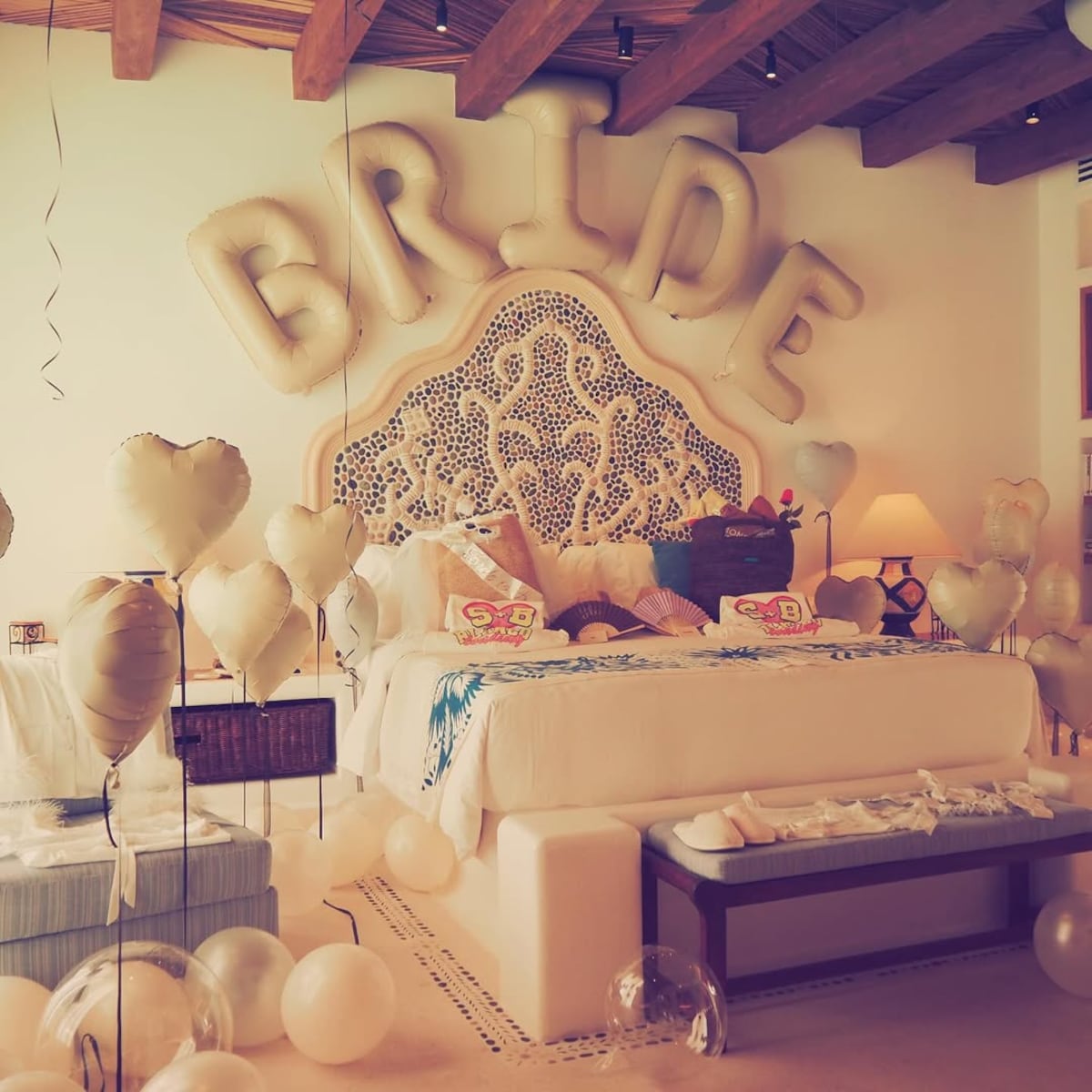 Selena Gómez celebra su despedida de soltera en una playa de México