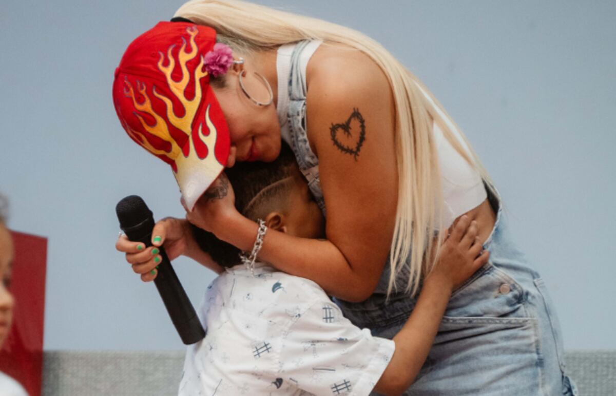 Karol G lleva regalos de navidad a niños de madres adolescentes en la costa colombiana