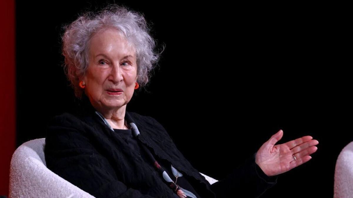 La sátira con la que la escritora Margaret Atwood responde a la prohibición de leer en escuelas de Canadá su famosa obra “El cuento de la criada”