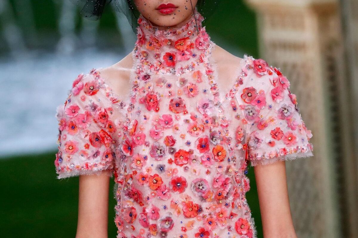 Brillo y rosas en el desfile Primavera Verano de Chanel en París