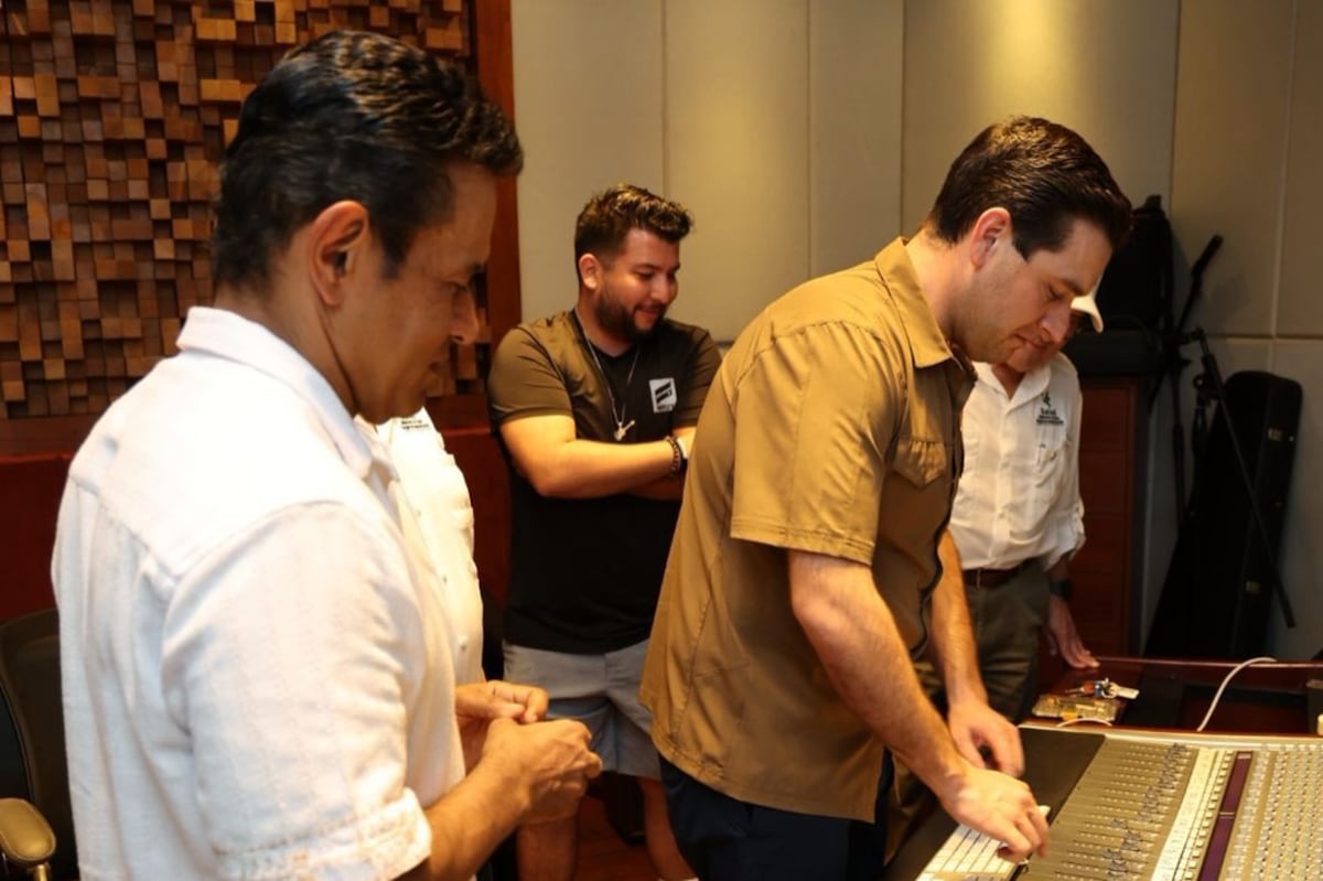 Kevin Cabrera, embajador de Estados Unidos en Panamá, almuerza sancocho en casa de Samy y Sandra Sandoval en Monagrillo