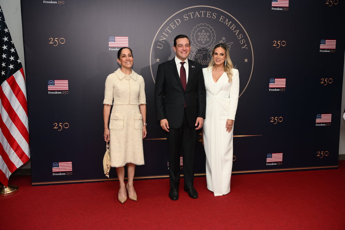 El look de Mayer Mizrachi, Mireya Moscoso y demás invitados a la alfombra roja de la recepción por los 250 años de la independencia de Estados Unidos