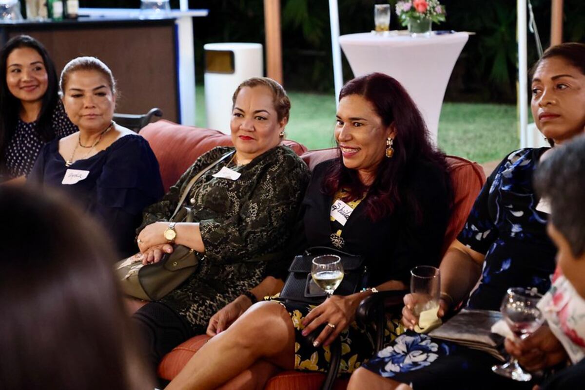 Networking entre mujeres en la residencia de la embajadora de Estados Unidos