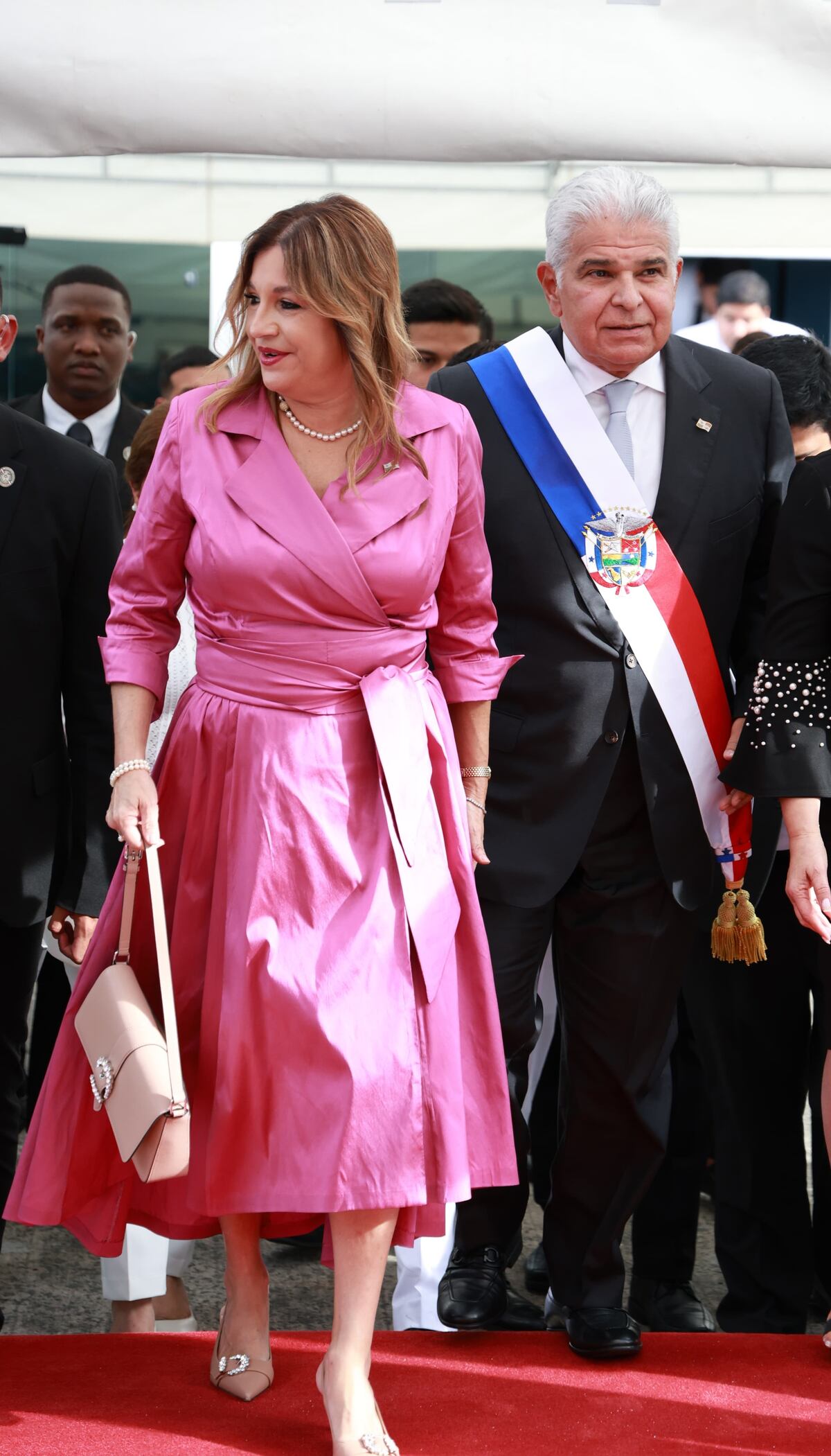 La primera dama de Panamá, Maricel de Mulino, y su vestido fucsia para el 1 de julio en la Asamblea Nacional