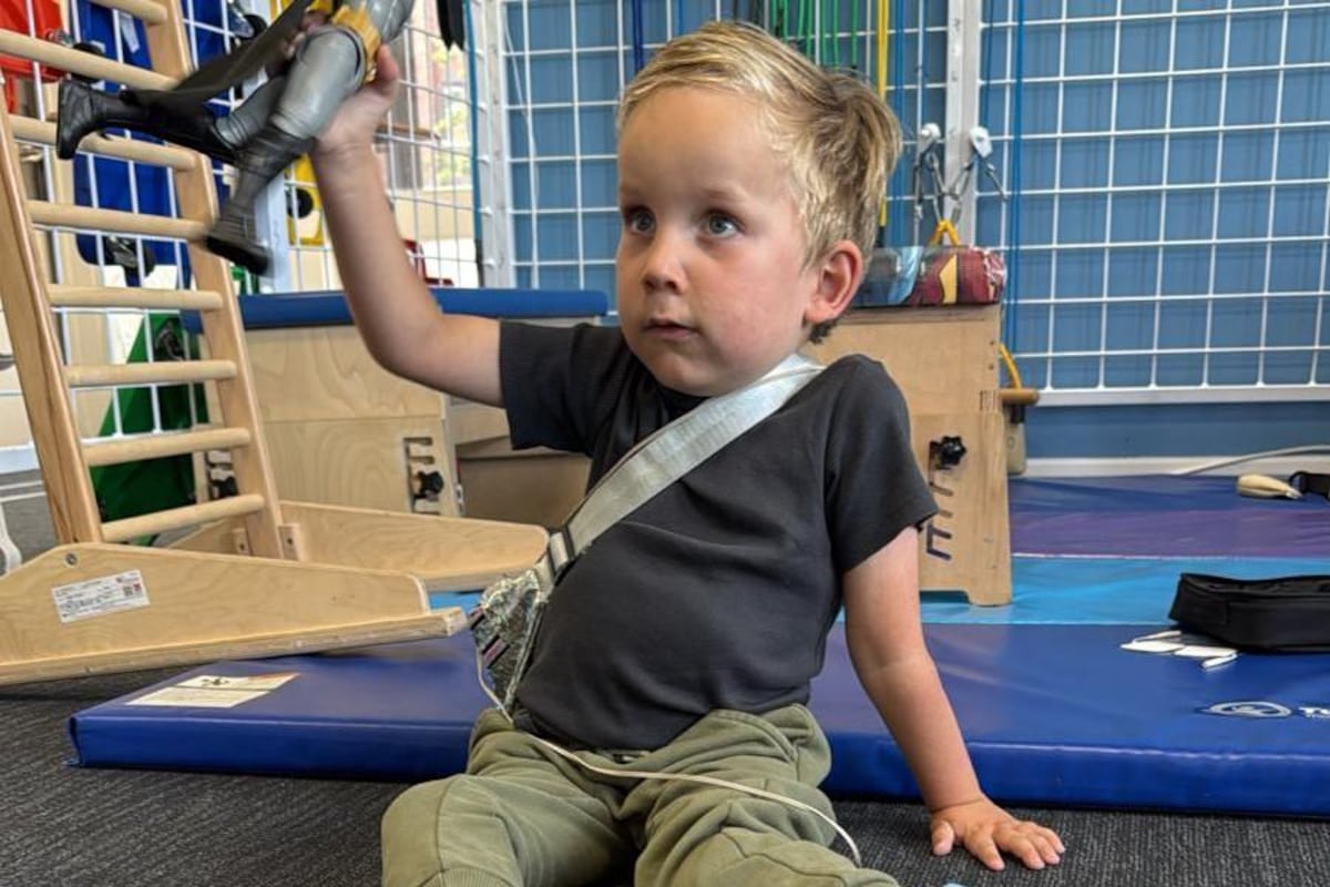 “A mi hijo le dieron el medicamento de terapia génica más caro del mundo y ahora puede caminar”