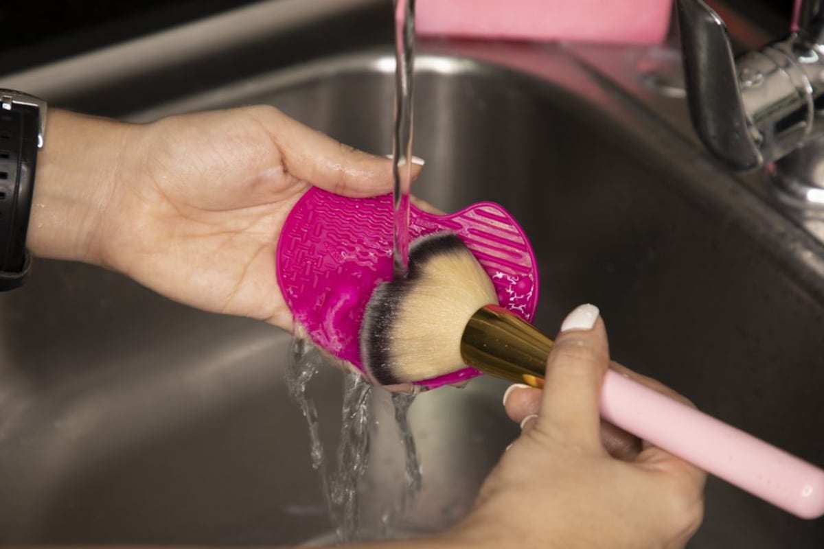 Aprende a lavar tus brochas y esponjas de maquillaje correctamente