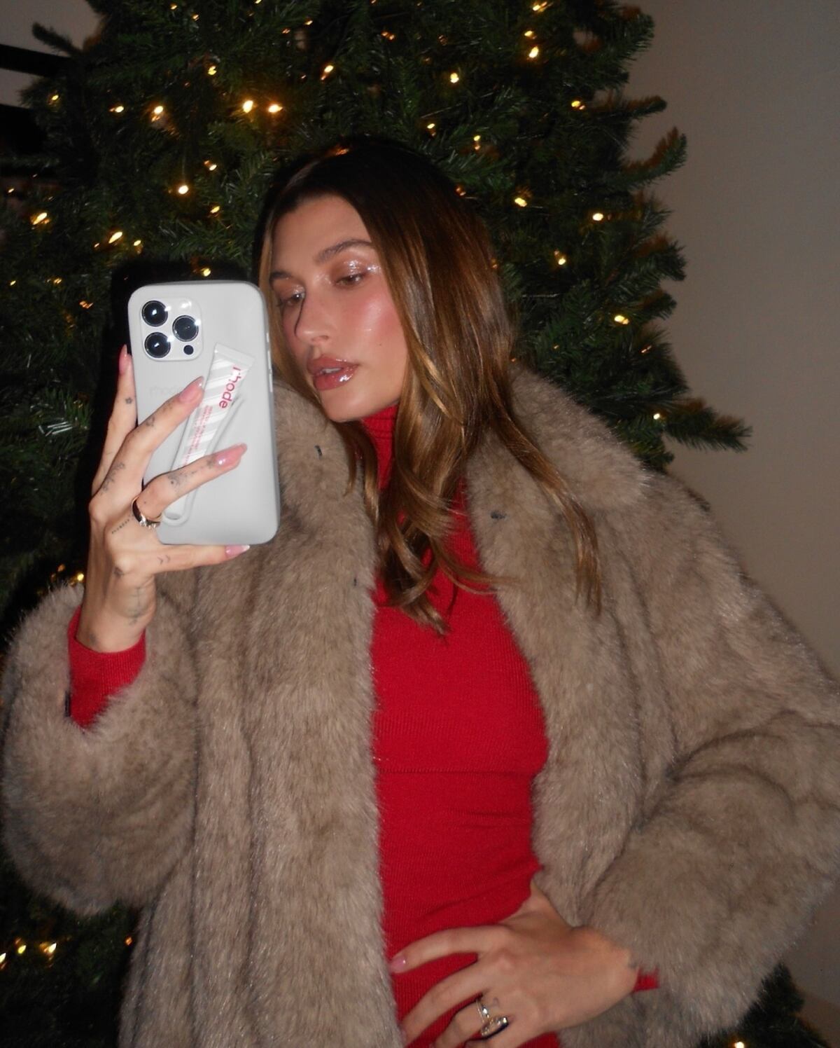 La modelo Hailey Bieber vende su marca de belleza por un acuerdo del mil millones de dólares