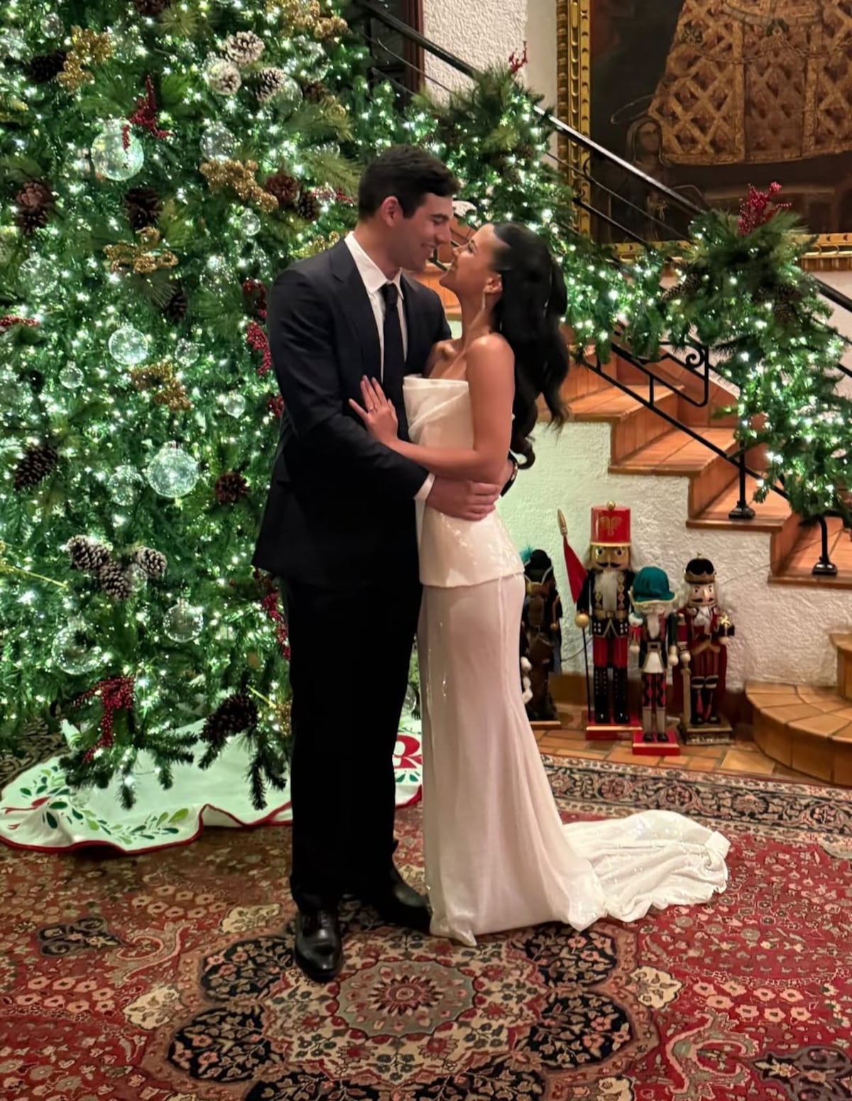 Julianne Roux luce para su boda civil un vestido de novia del diseñador australiano Alex Perry