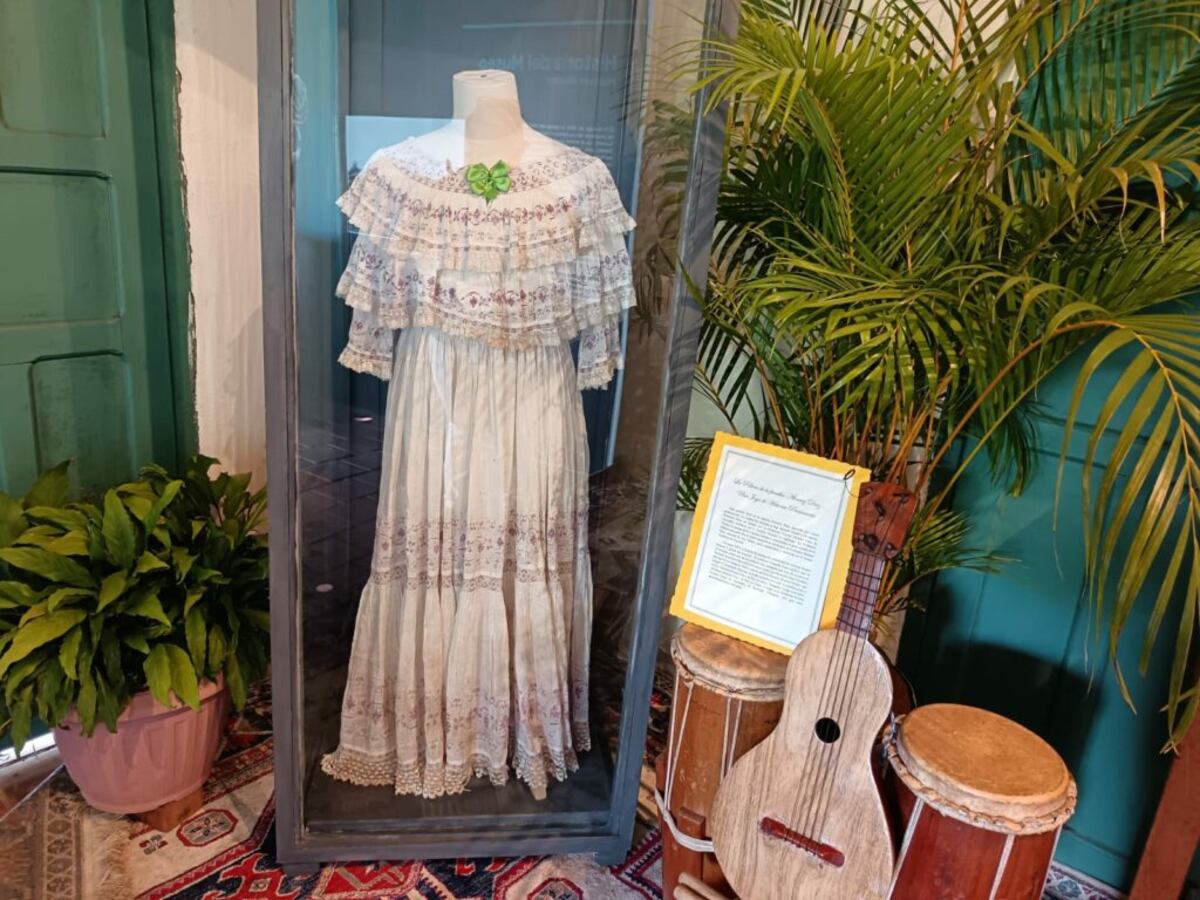 Confeccionada hace 160 años, esta es una de las polleras más antiguas de Panamá