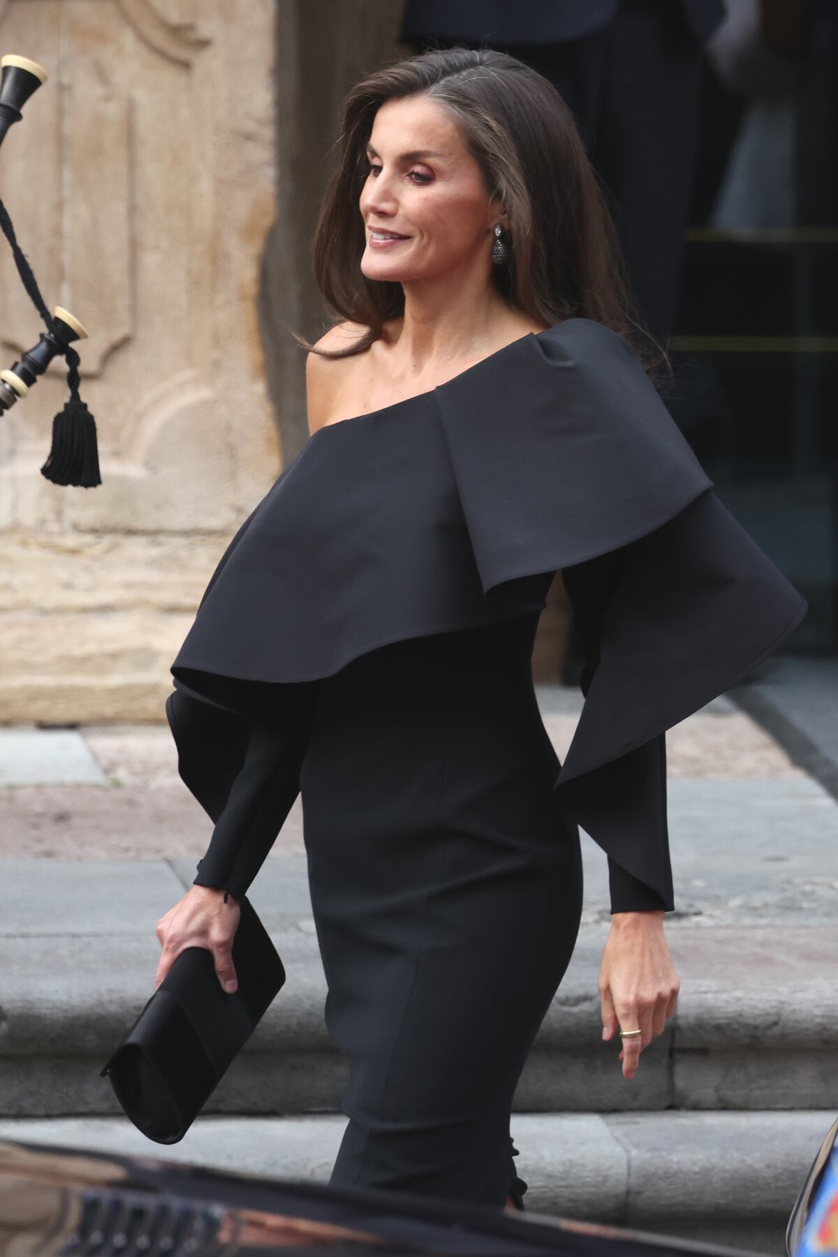El vestido negro de escote asimétrico de la reina Letizia de España