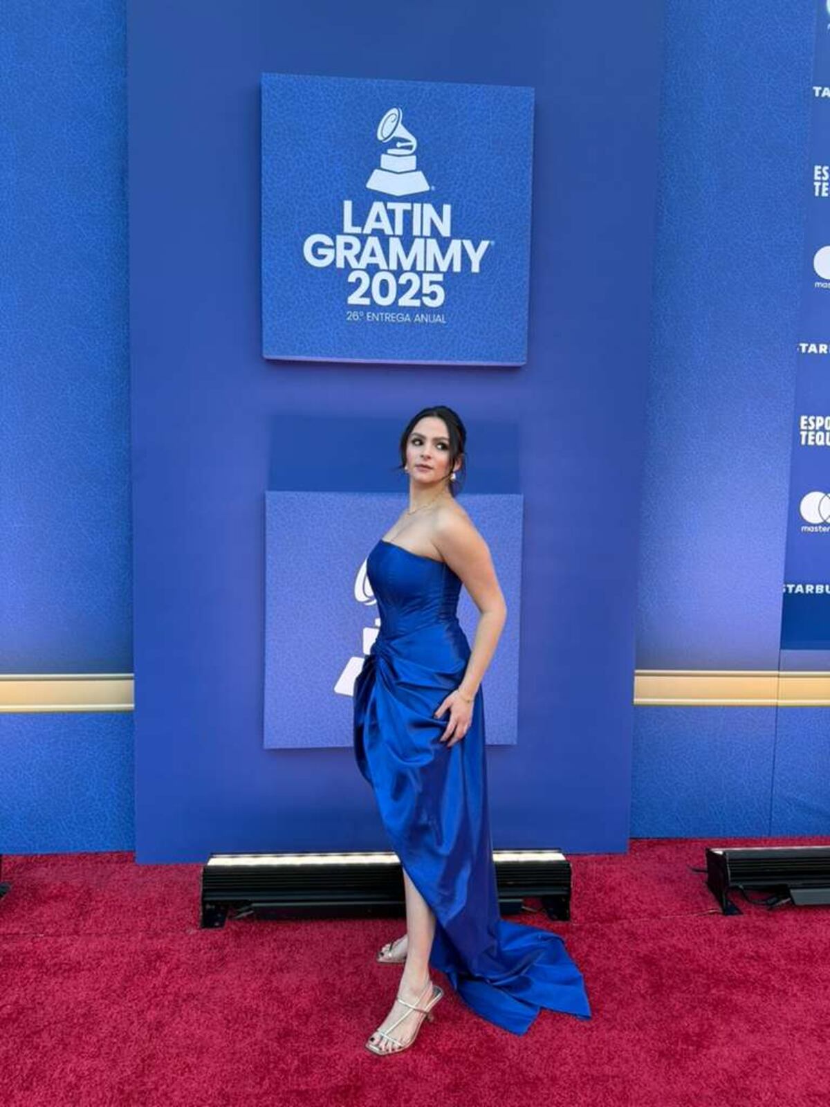 La cantante panameña Yael Danon lució un vestido a la medida de John Bejarano en los Latin Grammy 2025