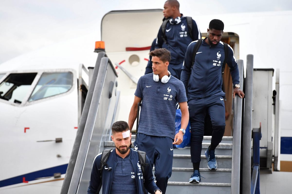 Bolsos de Versace y trajes de lujo en la llegada de los equipos a Rusia