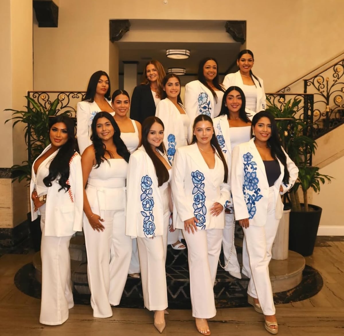 Una estudiante de la Universidad de Panamá pintó los blazers de las esposas de peloteros para el Clásico Mundial 2026