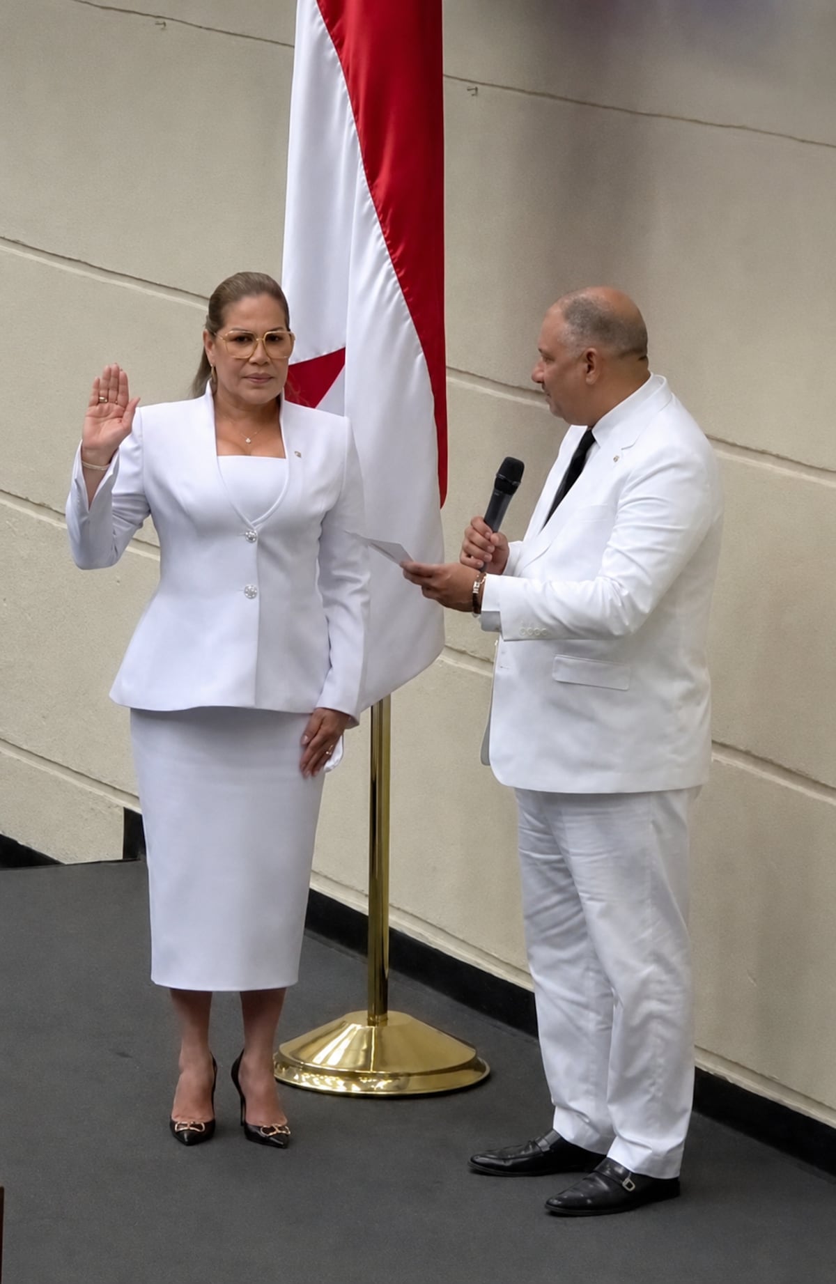 La diputada Shirley Castañeda y su look de sastrería y escote cuadrado con el que asumió la presidencia de la Asamblea Nacional