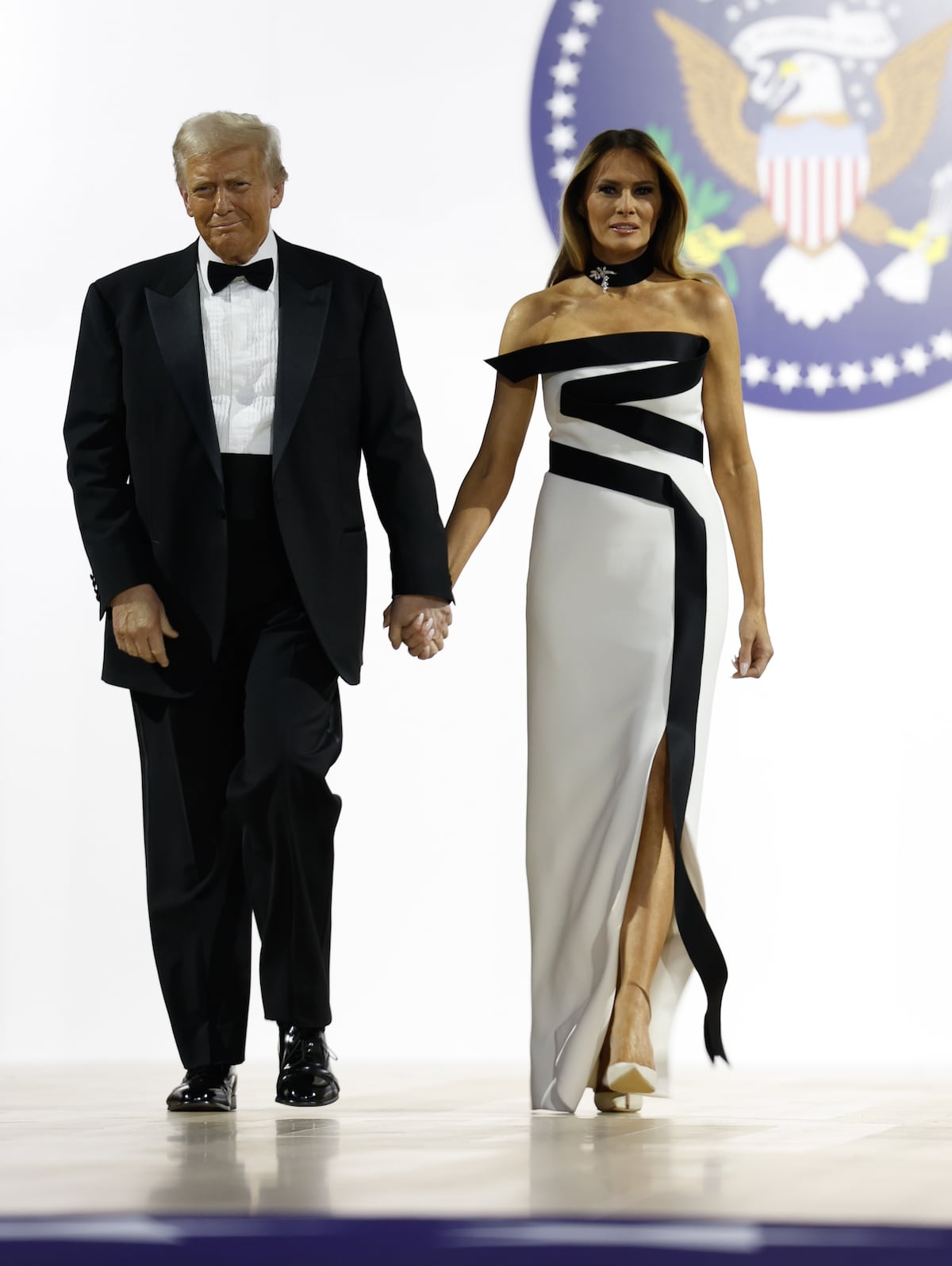 De blanco y negro y con un ‘choker’: Melania Trump en el baile inaugural de su esposo como nuevo presidente de Estados Unidos