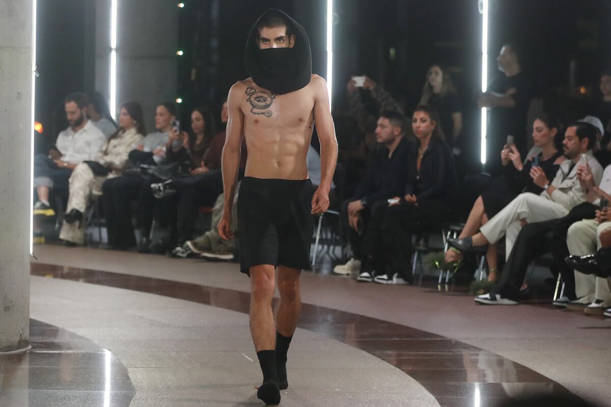 Maluma lanza su marca de ropa desvelando en Medellín una colección con estilo futurista