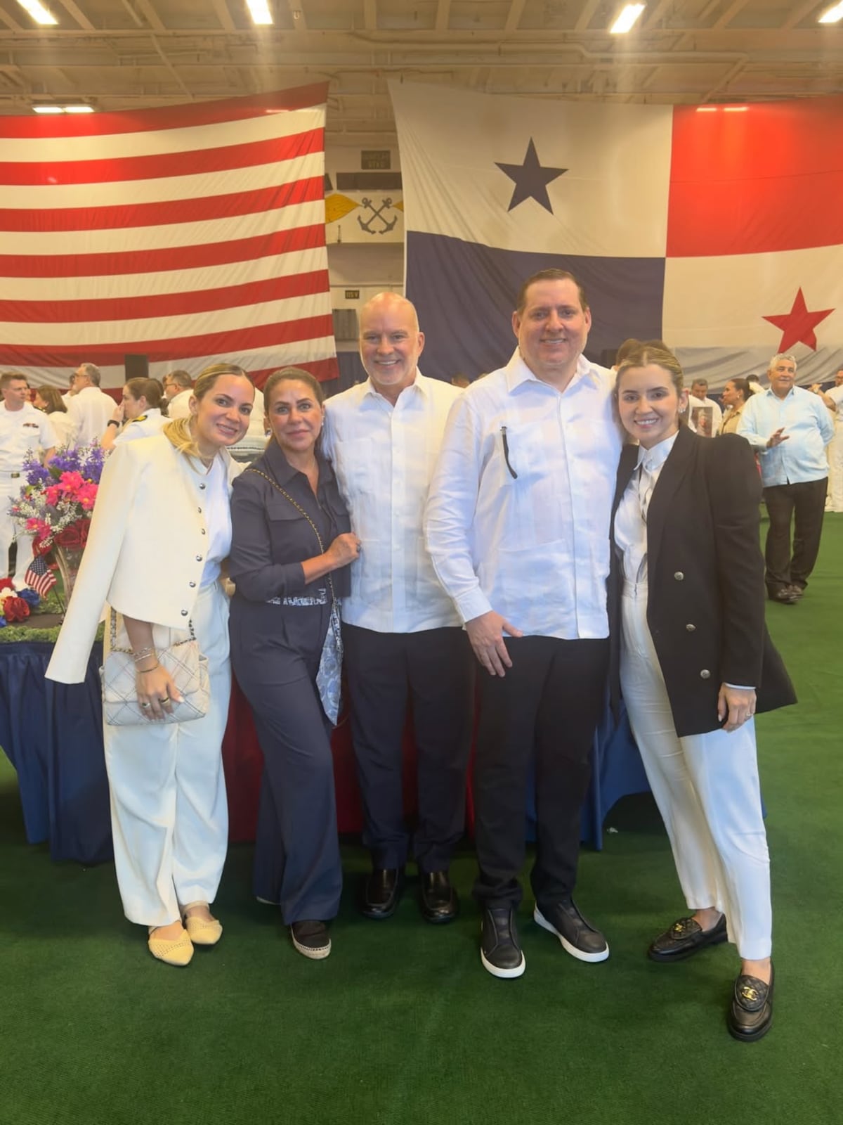 El embajador Kevin Cabrera y su esposa Andrea Altamirano-Duque en la recepción diplomática a bordo del USS Nimitz