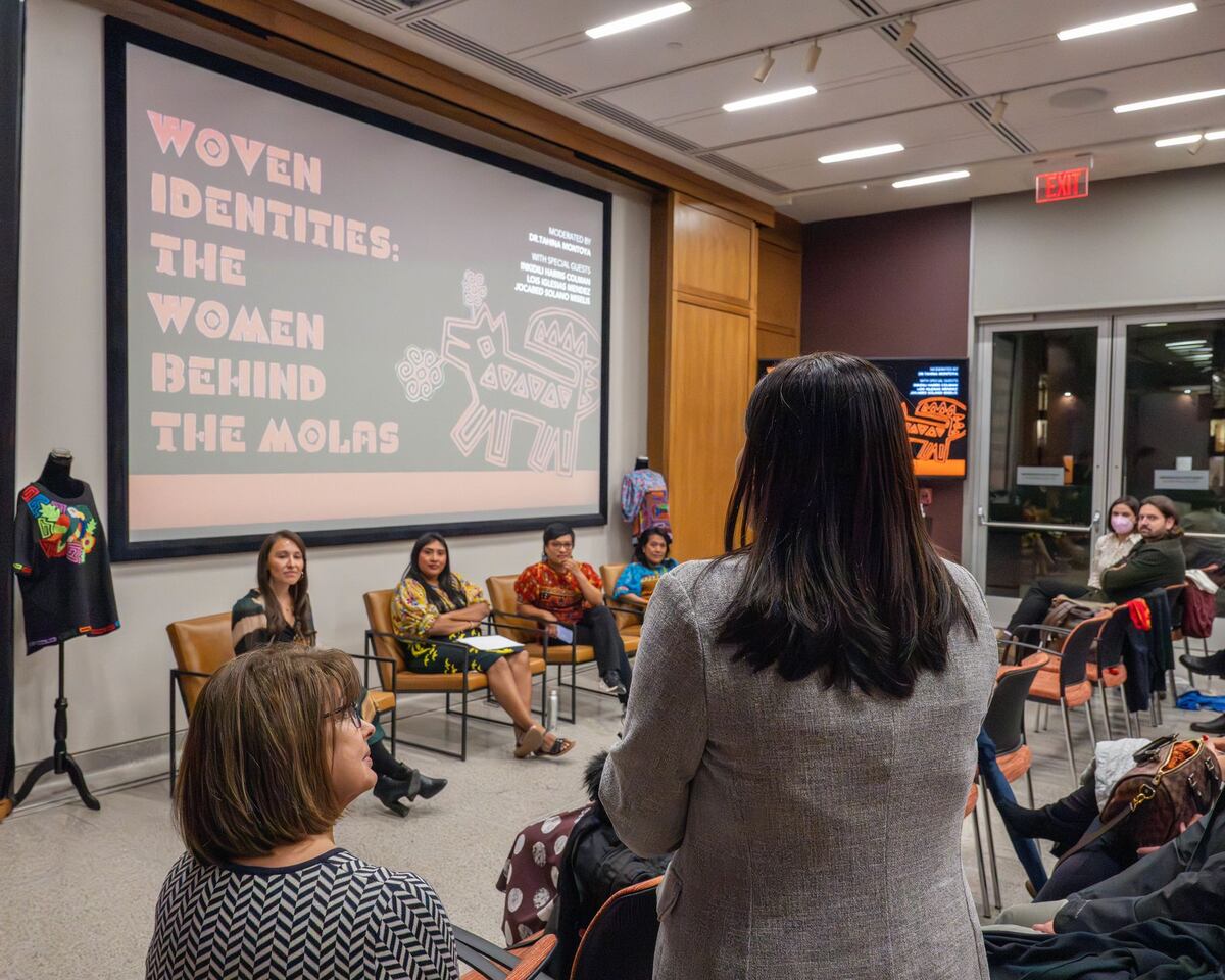La fotógrafa gunadule panameña Lois Iglesias presenta en Estados Unidos su exposición sobre el arte de las molas