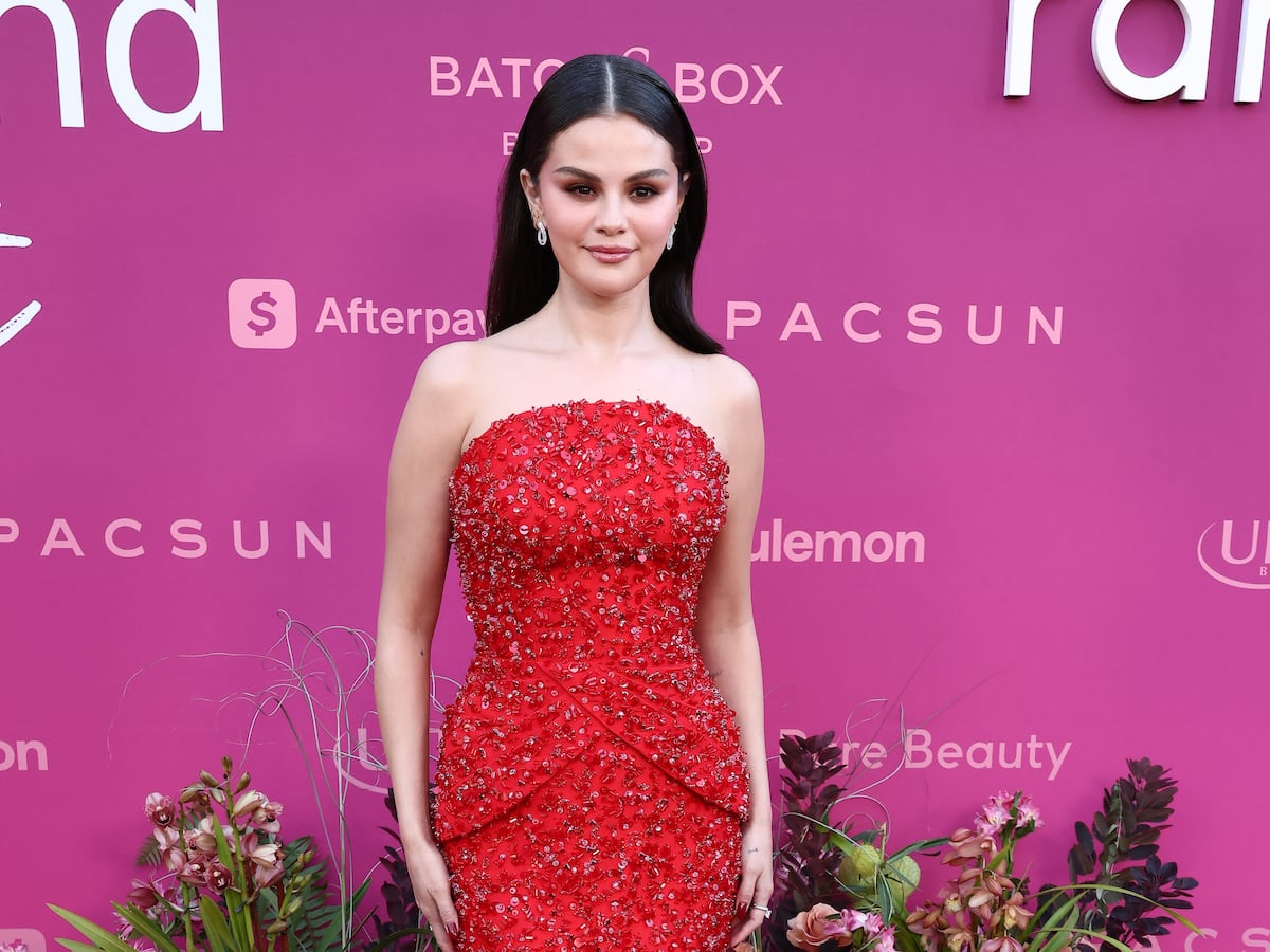 Selena Gomez y su vestido rojo de Prada en gala por la salud mental juvenil