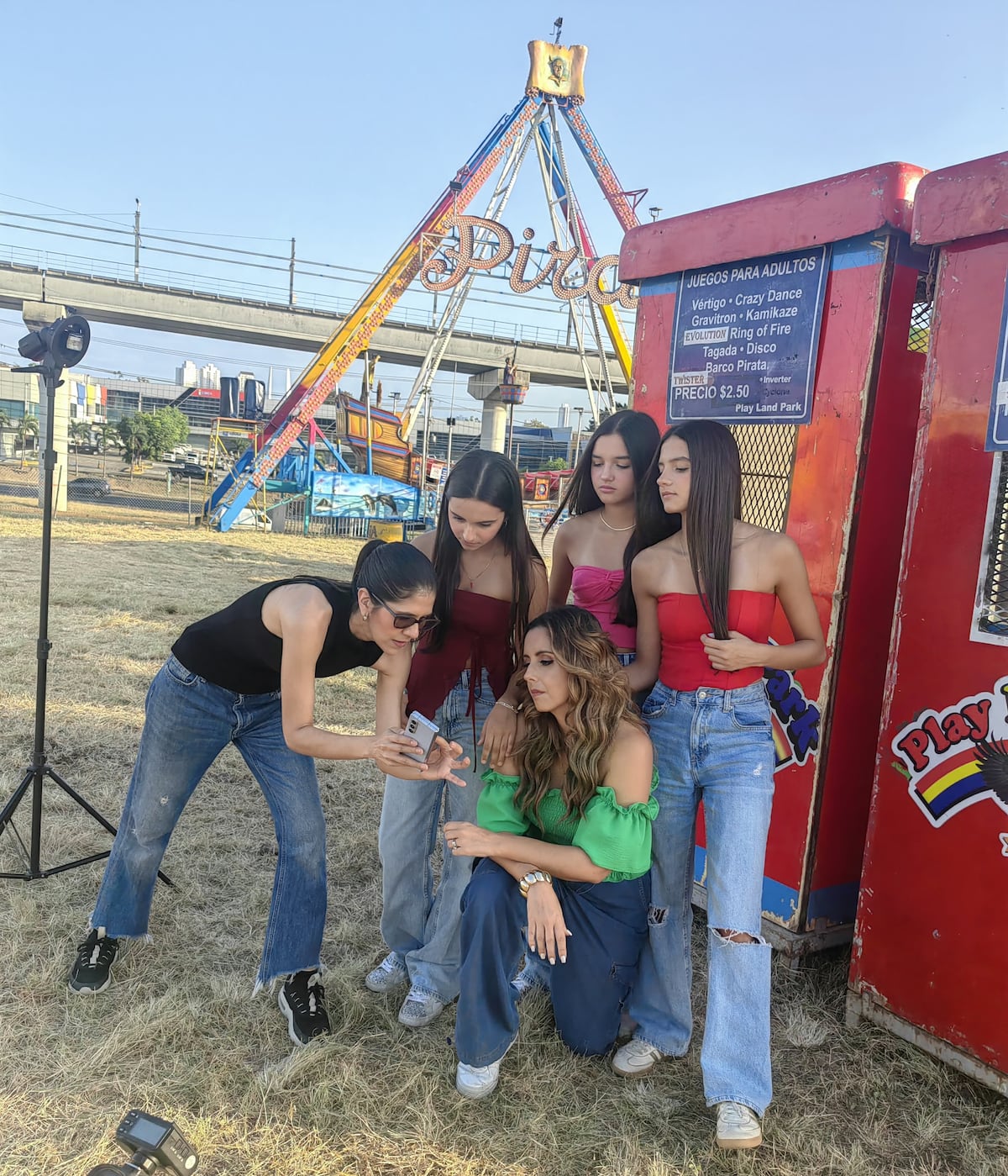 Así fue la sesión de fotos de Michelle Simons y sus hijas para la portada de ELLAS en Play Land Park