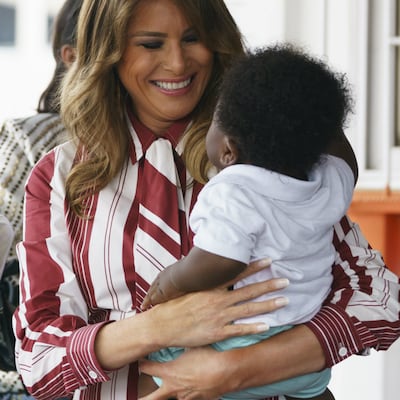 Melania Trump llega a Ghana en su primer viaje a África