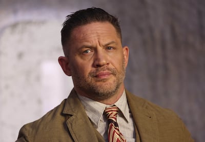 Tom Hardy, #GuaposDeEllas, y su traje estilo años 30 para el estreno de ‘Havoc’