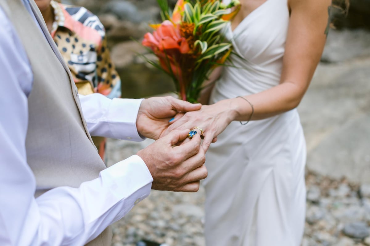 La boda en Panamá bajo la caudalosa cascada Kiki en la comarca Ngäbe-Buglé