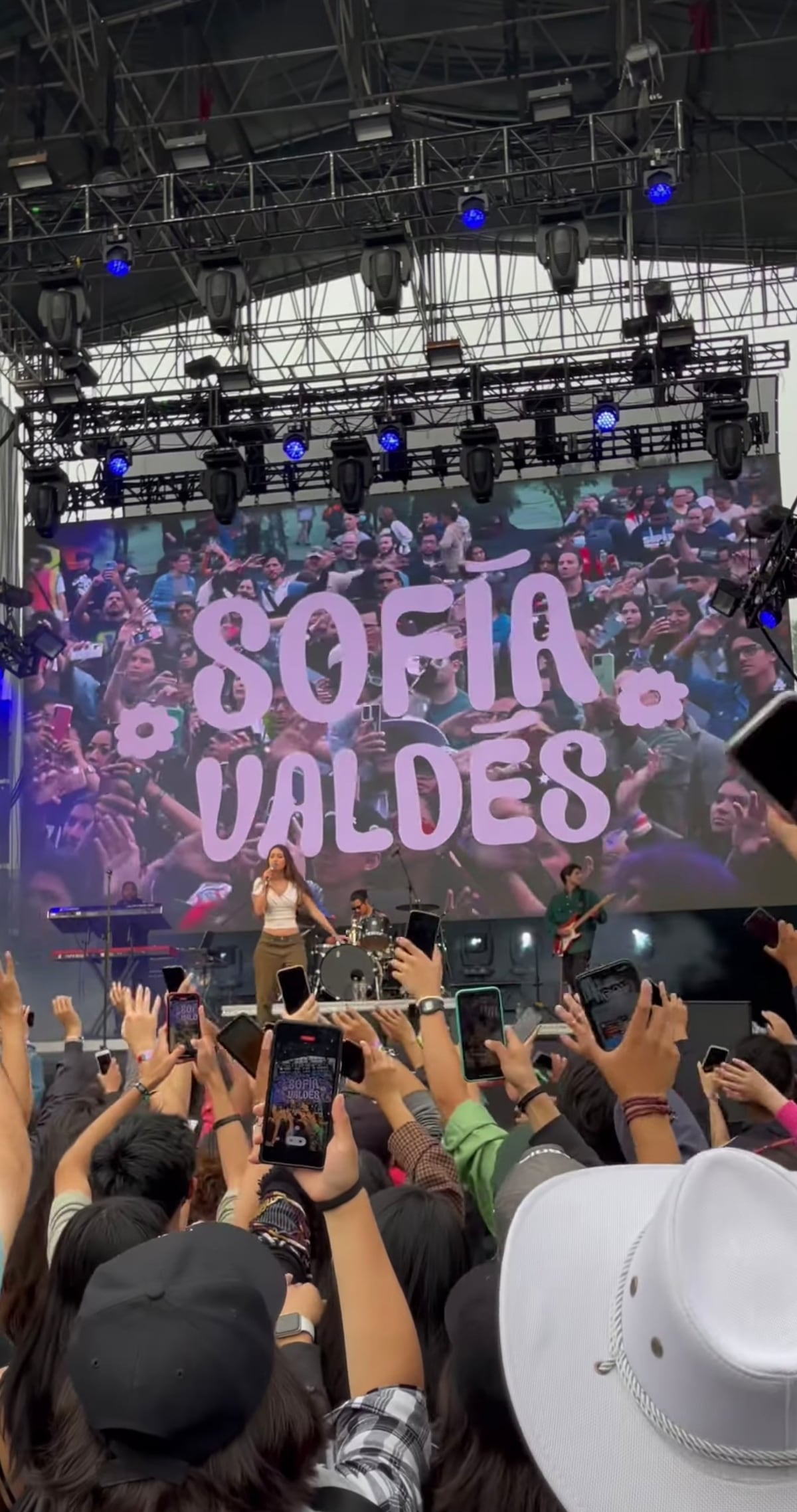 La panameña Sofía Valdés comparte escenario con Miley Cyrus en festival musical