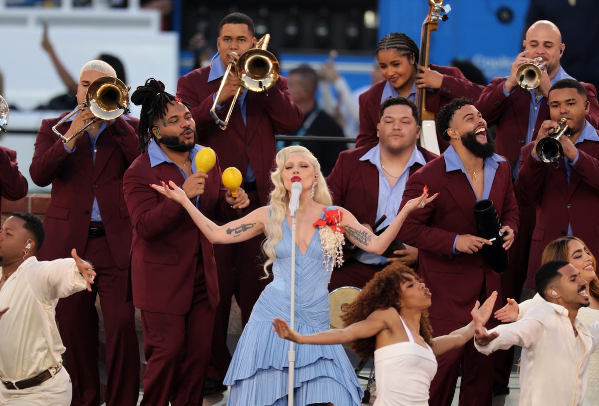 El diseñador del vestido celeste de Lady Gaga en el Super Bowl creó el traje sin saber que era para ella