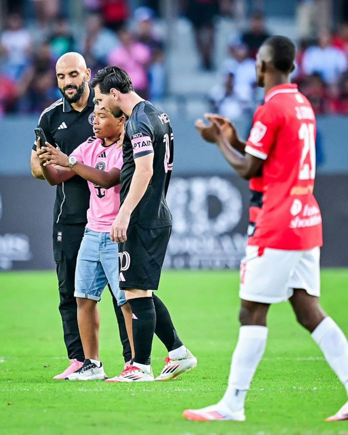 Caleb Fernández: el niño panameño de 13 años que se tomó una foto con Messi en la cancha del Rommel Fernández