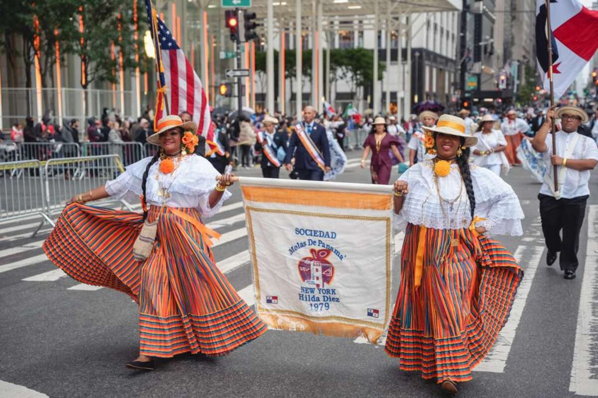 Bandas, conjuntos folclóricos y reinas: panameños desfilan en el Día de la Hispanidad en Nueva York