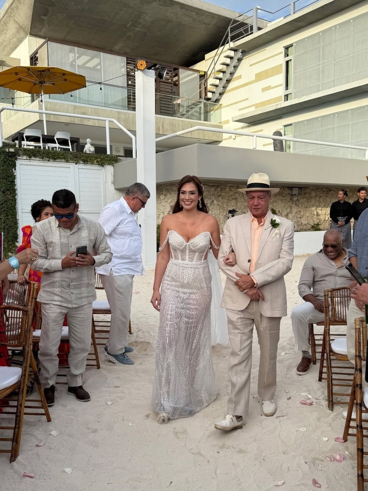 El presentador de tv, Domil Leira, y su esposa Cuqui Pretelt celebran su boda en una villa de lujo en Aruba
