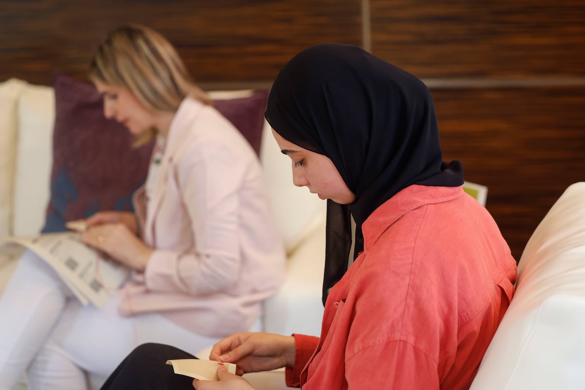 Bordar para resistir: palestinas enseñan en España el ‘tatreez’ para preservar su arte