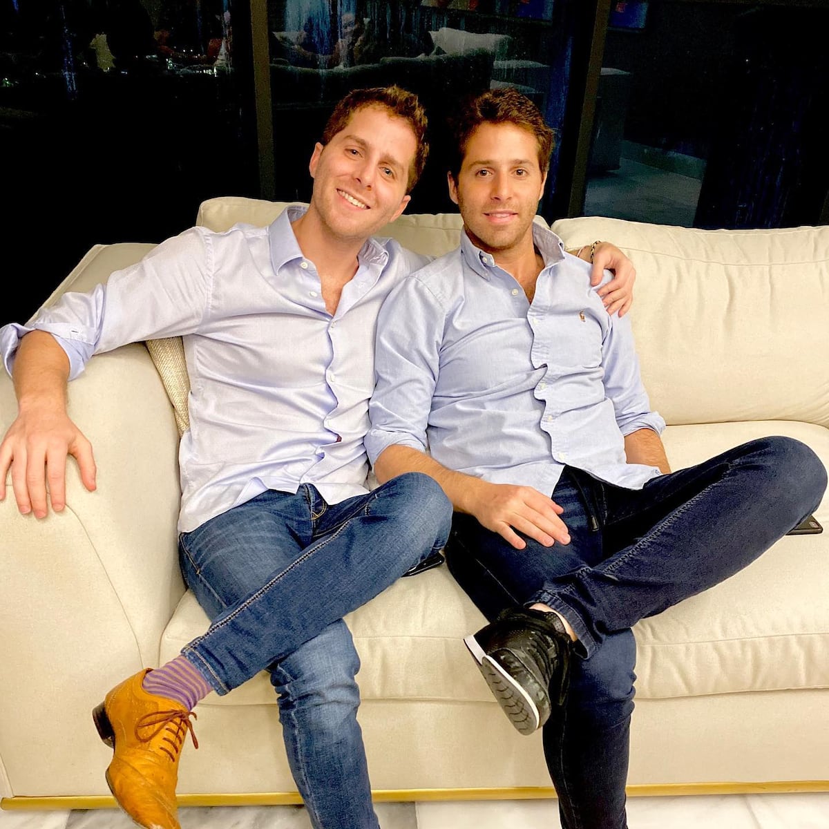 El alcalde Mayer Mizrachi y su mellizo Mark celebran su cumpleaños 38 con temática de vaqueros