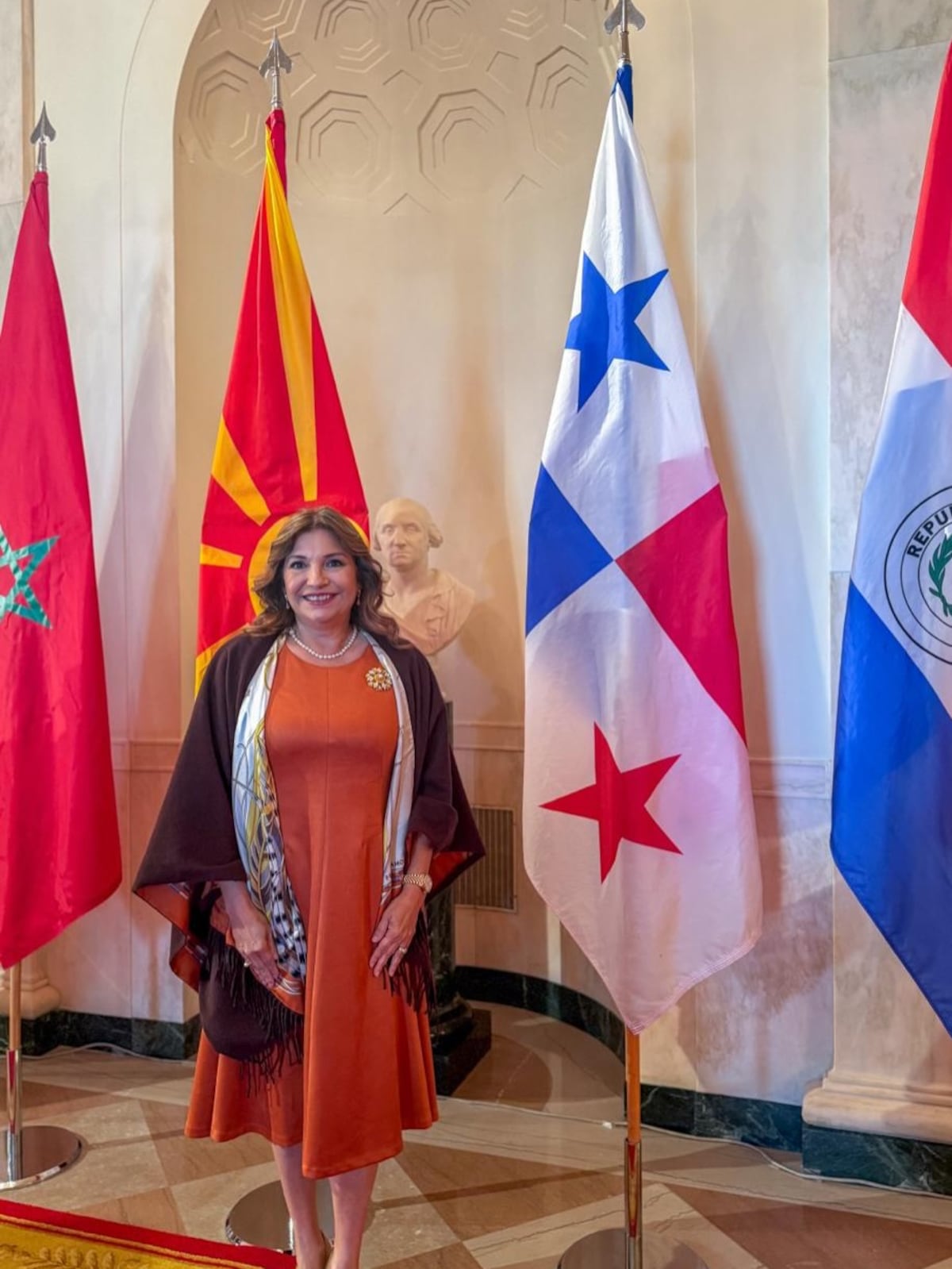 Con un toque Ferragamo: Maricel de Mulino y su vestido y accesorios para el encuentro con Melania Trump en la Casa Blanca