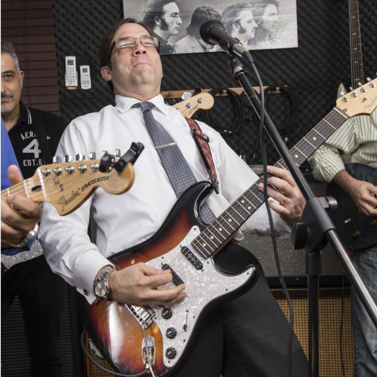 La tarima se les queda chica: la banda Egresos