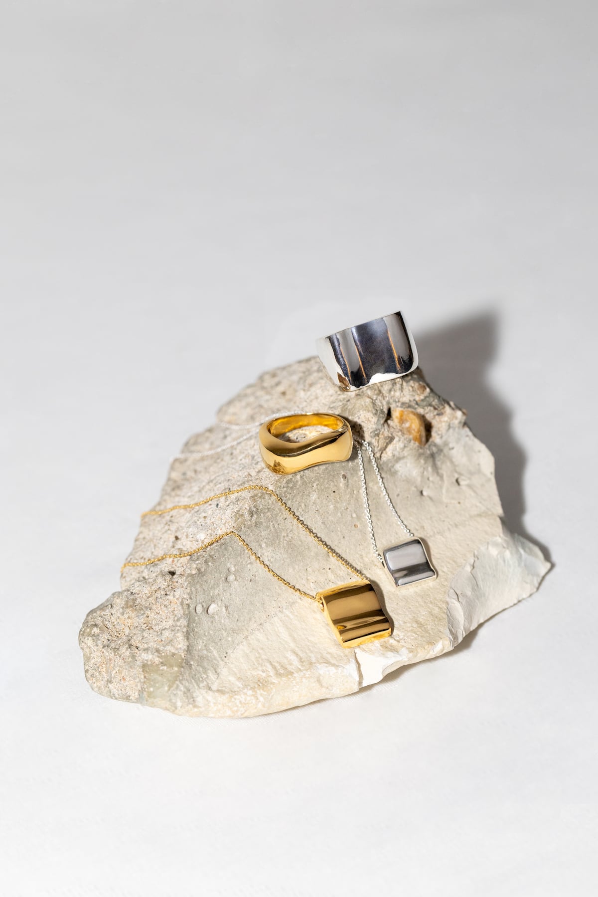 Grandes y con personalidad, así se llevan las joyas 